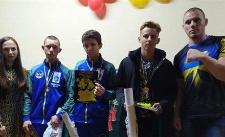Рукоборці Кременецької команди з армреслінгу на змаганнях в Микулинцях вибороли призові місця 