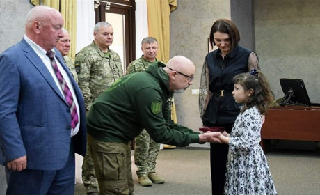 Донька загиблого Едуарда Пінчука отримала медаль свого тата від Міністра оборони Резнікова