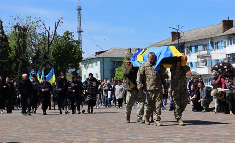 «Його прикладу послідували інші»: у Сарнах попрощалися з головним сержантом Олександром Губенею
