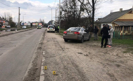 У Сарнах 8-річна дитина потрапила під авто: її госпіталізували
