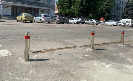 У Покровську встановили 10 антипаркувальних стовпчиків. Де пішохідні зони стали безпечнішими