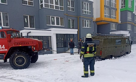 На Фастівщині автомобіль ДТЕК застряг у снігу. Енергетиків визволили рятувальники