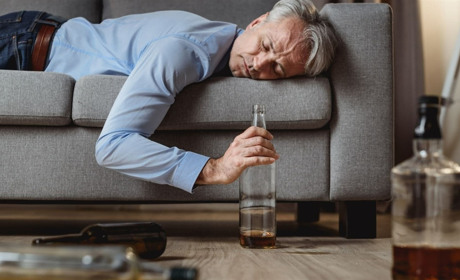 Стрес і алкоголь: наскільки шкідливим може бути це поєднання, розповідають медики Сумщини