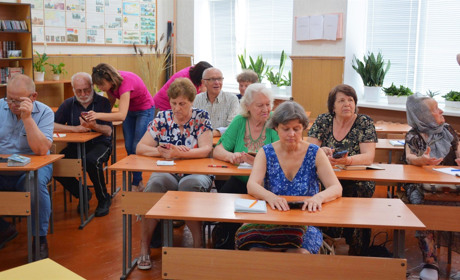 Діджиталізація по-золотоніськи: як люди похилого віку отримують навики з користування смартфонами