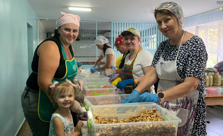 Команда волонтерів "Нескорені" готує у Переяславі сухий борщ для воїнів: хто ці люди