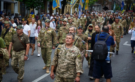 Стяг ветеранської спілки з Володимирця пронесли Хрещатиком на День незалежності України