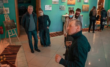 «Палітра почуттів»: у Жмеринці відкрили виставку талановитого жмеринчанина Олега Батаєва
