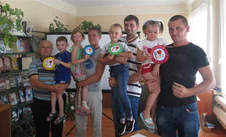 Жителі Сватівщини проводять челендж до Дня батька. Розкажи своєму татові, як ти його любиш