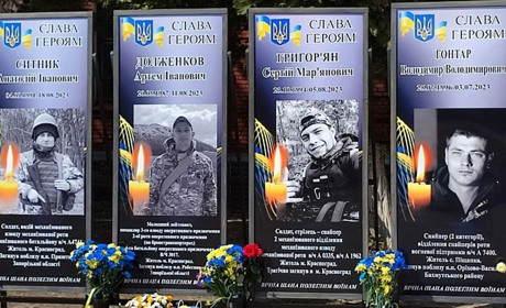 На Алеї пам'яті в Краснограді встановили нові фото загиблих Героїв