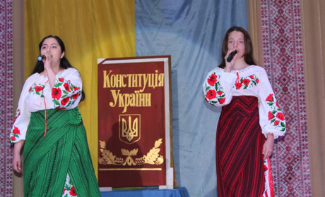 Як у Сватовому відзначили День Конституції України: фото і відео