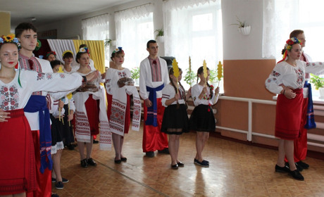 Лантратівські школярі влаштували для односельців концерт