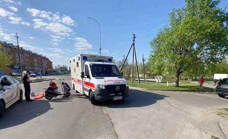У Нетішині в ДТП травмувався 72-річний мопедист