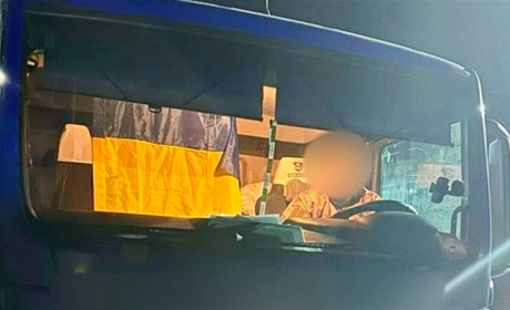 Прапор не допоміг: на КП "Маяки" зупинили водія вантажівки з трьома ухилянтами у салоні