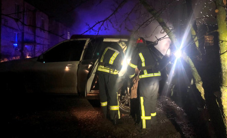 У Сватовому на кварталі Будівельників вночі горів автомобіль: подробиці
