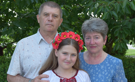 «Війна ж не закінчилася»: родина маріупольців у Нетішині день у день плете сітки для військових