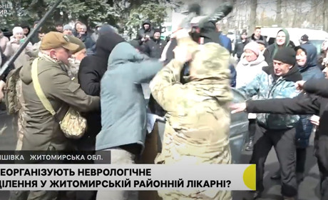 В.о. гендиректора лікарні на Житомирщині кинули у сміттєвий бак: що сталося