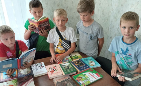 Єрківецька бібліотека поповнилася новими книгами, а Українська світлиця – вишивками
