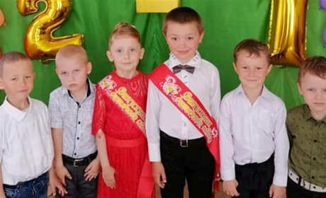 Діти прощаються з садочком та відкривають двері в шкільне життя