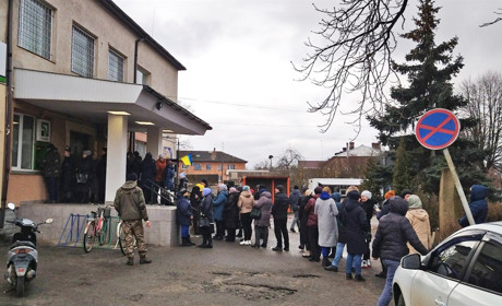 На другий день війни банкомати Володимирця опорожніли. Як працює ПриватБанк в умовах воєнного стану?