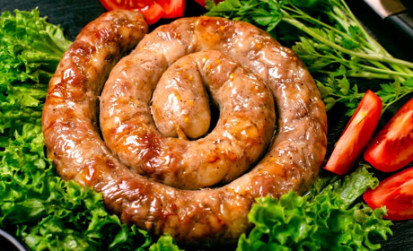 Рецепт дня: домашня ковбаса в духовці