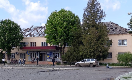 Російський дрон «Гербера» вдарив по адмінбудівлі в Шевченковому