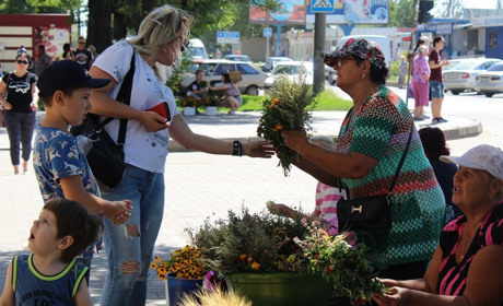 «Мы далеко ушли от Бога – надо уже возвращаться»: мелитопольцы празднуют Медовый Спас