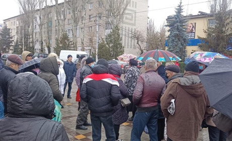 Скадовчани вийшли на акцію протеста: люди збирали підписи під стінами міськради 