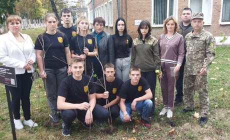 У Глухівській школі висадили кущі калини у пам’ять про загиблих Героїв. Це - всеукраїнська акція