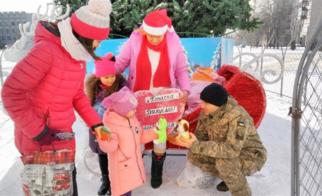 Попаснянська волонтерка разом з військовослужбовцями проводить у місті новорічний флешмоб 