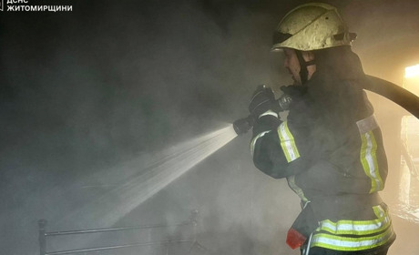 Ліквідовуючи пожежу в приватному будинку у Звягелі, рятувальники знайшли тіло чоловіка