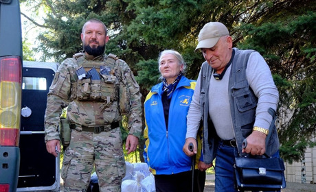 Як поліційні евакуювали родину пенсіонерів зі знищеного російськими окупантами Вугледара. Відео