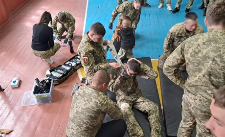 «Захист України» на практиці: у Сарнах для студентів провели тренінг із тактичної медицини