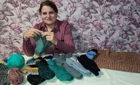 "Плетемо тепло": переяславські жінки в’яжуть для воїнів ЗСУ шкарпетки, одяг та килимки