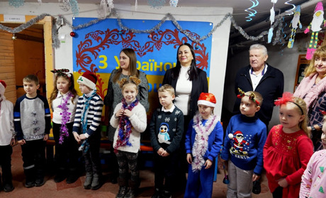Танці, пісні і подарунки: у початковій школі №1 відбулося різдвяно-новорічне свято