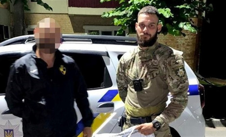 Поліцейські помітили, що пасажир авто нервує, а потім виявили в багажнику автівки мішок коноплі