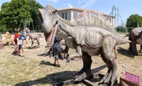 Росіяни привезли динозаврів Колихаєва на відкриття пам'ятника Леніну