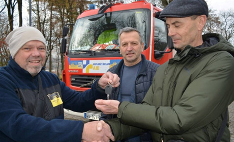 Працюють на українську перемогу: Білопільська громада отримала пожежне авто від благодійників