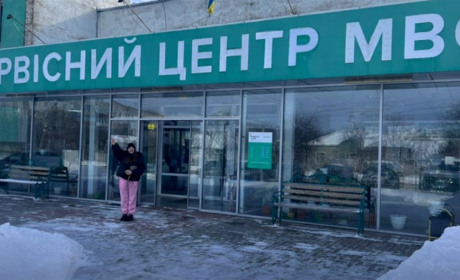 У Старокостянтинові кандидатка успішно склала водійський іспит із шостої спроби