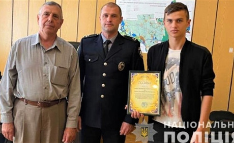 В Мирному батько та син допомогли оперативно затримати злодія, який обікрав і побив жительку їх села