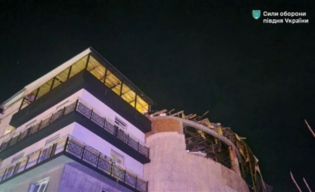 Через атаку дронами в Одесі пошкоджено недобудовану багатоповерхівку та навчальний заклад