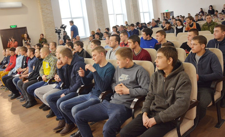 У Покровську урочисто проводжали до війська молоде поповнення