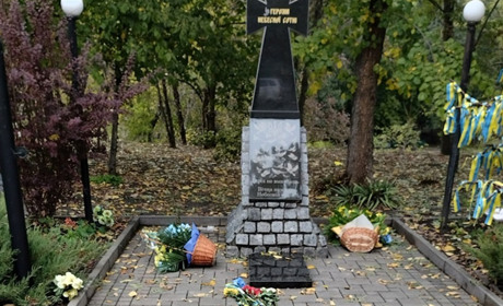 Акт вандалізму у Первомайську: у сквері Небесної Сотні понівечили квіти та лампадки біля меморіалу