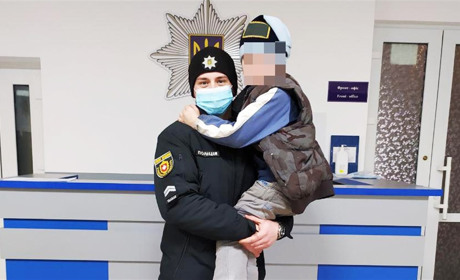 Вараські поліцейські розшукали батьків 7-річного хлопчика з Волині