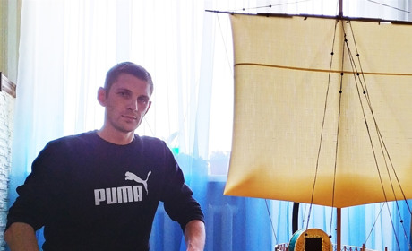 Майстерня на балконі та пів сотні моделей: історія уманського корабела Миколи Чистика