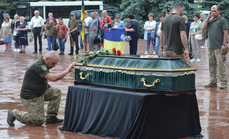 В Южноукраїнську попрощалися з загиблим захисником України Денисом Садчуком
