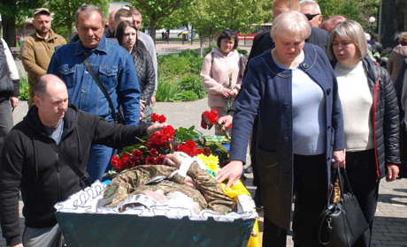 Не дожив тижня до свого 34-річчя. Шосткинська громада попрощалася зі старшим сержантом Нацгвардії