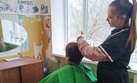 У селищі Знам’янка Друга можна отримати соціальні послуги перукаря та ремонту одягу