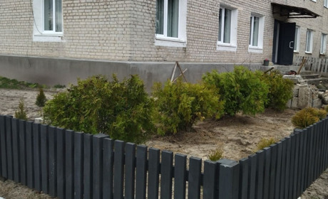 Житель Володимирця з власної ініціативи впорядковує двір і під'їзд багатоквартирки вже три роки