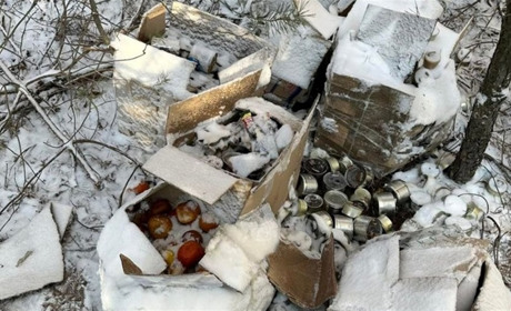 У лісі на Красноградщині знайшли викинуті окопні свічки та смаколики, що призначались військовим