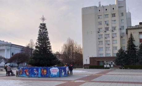 В центрі Умані встановили новорічну ялинку